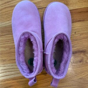 UGG Women's Ankle Boots in Lavender color 
Like new 
Size 8 
Lavender color